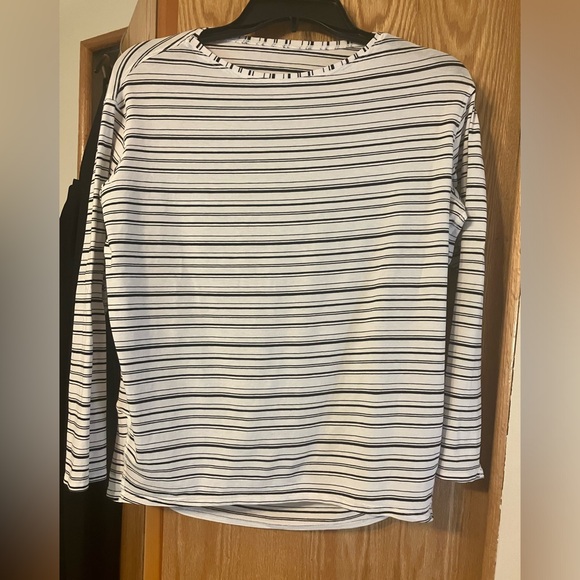 Lululemon “Back in Action” long sleeve black & white - Picture 7 of 12